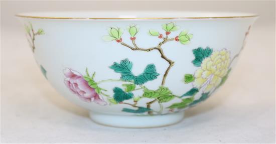 A Chinese famille rose bowl, 15.2cm